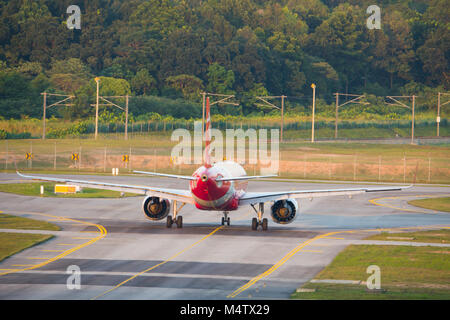 Air Asia Airline Jet Taxis auf rollbahn am KLIA 2 Terminal in Sepang, Malaysia Stockfoto