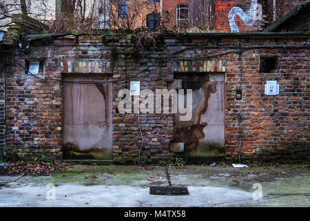 Alte Holztüren in Backstein und Feuerstein Wände in einem rustikalen