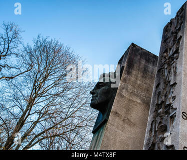 Denkmal für Julius Fučík, Tschechische kommunistische Journalistin von den Nazis verhaftet und 1943 ermordet. Denkmal in den Bürgerpark, Pankow, Berlin Julius Fučí Stockfoto