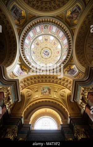Ungarn, Budapest, Interieur der St. Stephans Basilika (Szent István-Basilika) Vergoldete verzierten Decke mit Kuppel Stockfoto