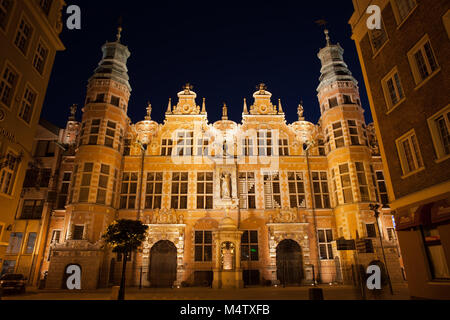 Die Große Waffenkammer - Grand Waffenkammer (Wielka Zbrojownia) leuchtet in der Nacht in Danzig, Polen, Europa, Netherlandic Manierismus späten Renaissance Stockfoto