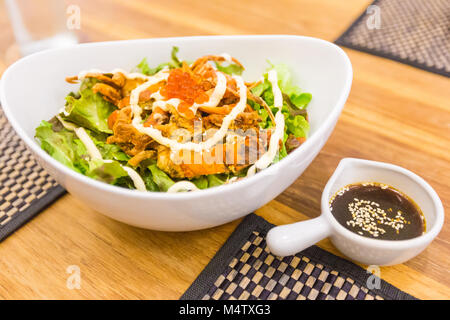 Soft Shell Krabbensalat im japanischen Stil, serviert mit japanischen Salatsoße Stockfoto