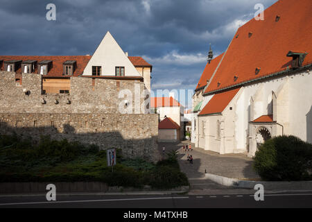 Alte Stadtmauer und St Martin's Kathedrale in der Altstadt von Bratislava in der Slowakei Stockfoto