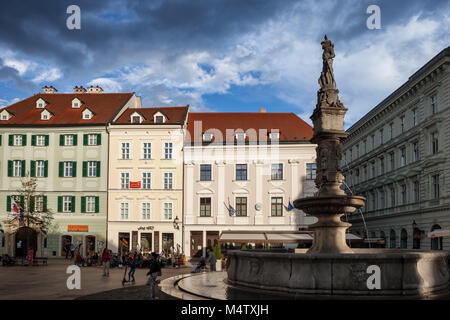 Die Slowakei, Bratislava, Altstadt, Roland Brunnen am Hauptplatz (Hlavne Namestie) bei Sonnenuntergang, historischen Stadtzentrum Stockfoto