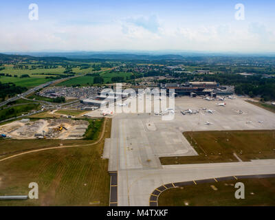 Krakau, Polen - 27. Juni 2017: Internationaler Flughafen in Balice mit Schürze, Terminals, Flugzeuge, Rollbahnen, Baustelle, Parkplatz und die Autobahn. Stockfoto