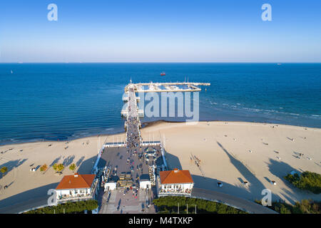 Sopot Resort in Polen. Hölzerne Seebrücke (Molo) mit Marina, Yachten, Strand, Wandern, Ferienhäuser Infrastruktur und der Promenade entfernt. Luftaufnahme. Stockfoto