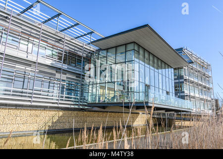 Glas Gebäude entlang der West Cambridge Kanal an der West Cambridge site der Universität in der Stadt Cambridge, England. Stockfoto