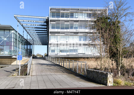 Glas Gebäude entlang der West Cambridge Kanal an der West Cambridge site der Universität in der Stadt Cambridge, England. Stockfoto