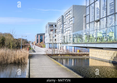 Glas Gebäude entlang der West Cambridge Kanal an der West Cambridge site der Universität in der Stadt Cambridge, England. Stockfoto