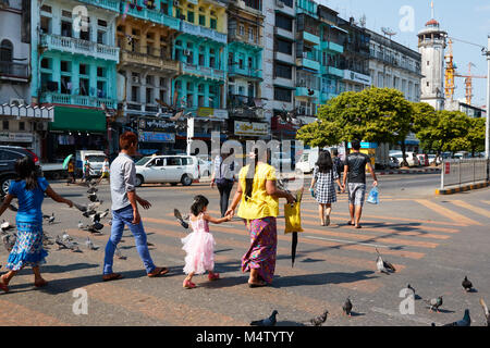 Überqueren von Straßen mit Tauben in Yangon, Myanmar, Birma fliegen Stockfoto