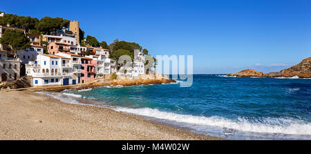 Panoramablick auf Sa Tuna, einem Fischerdorf an der Costa Brava, Katalonien Stockfoto