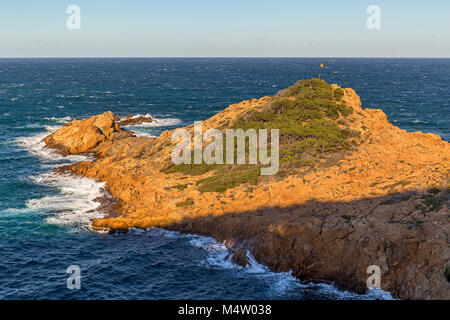 Blick auf die Costa Brava von 'Cami de Ronda" einen Küstenweg in der Nähe des Meeres, Katalonien Stockfoto