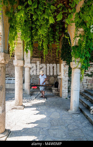 Balchik, Bulgarien, 25. Juni 2017: Ein Mann spielt Xylophon in Balchik Palace Gardens in Balchik, Bulgarien Stockfoto