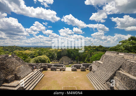 Oben auf der Pyramide von Caana Caracol archäologische Stätte der Maya Zivilisation mit Panoramablick auf die Landschaft Blick auf das Gebiet des alten ausgeblendet Stockfoto