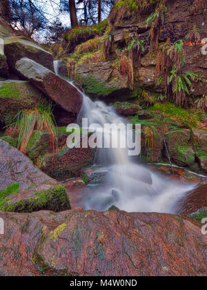 Goyt Valley, einer der schönsten Gegenden des Peak District National Park liegt zwischen Buxton und Whaley Bridge, einer schmalen malerischen Straße führen. Stockfoto