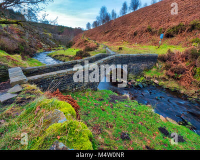 Goyt Die packesel Brücke an Goytsclough auf dem Fluss Goyt im Goyt Valley, einer der schönsten Gegenden des Peak District National Park Stockfoto