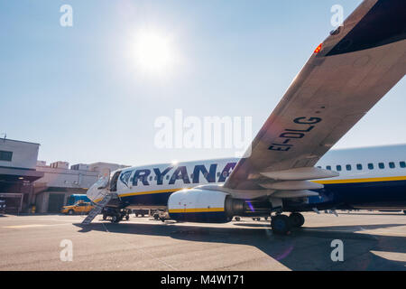 Eine Ryanair Boeing 737-800 sitzt auf dem Vorfeld des Flughafen Rom Ciampino nach Passagiere an einem sonnigen Tag Stockfoto