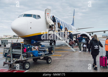 Die Fluggäste eine Ryanair Jet nach Ihrer neuen Handgepäck Politik in Kraft trat - viele Passagiere Beutel müssen jetzt in den Frachtraum verstaut werden Stockfoto