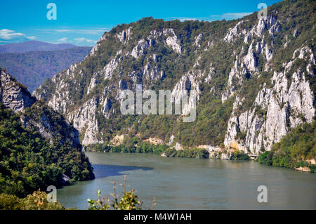 Donau in der Nähe der serbischen Stadt Donji Milanovac Stockfoto