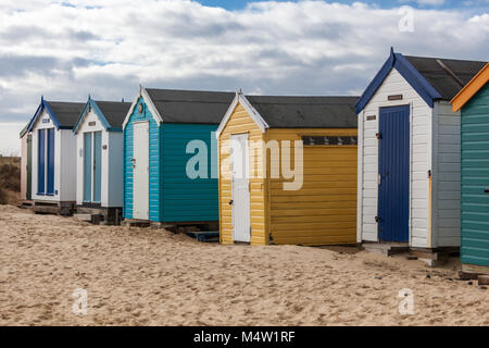 Reihe von farbenfrohen Strand Hütten auf southwold Küste in Suffolk UK Stockfoto