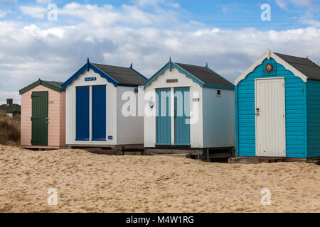 Reihe von farbenfrohen Strand Hütten auf southwold Küste in Suffolk UK Stockfoto