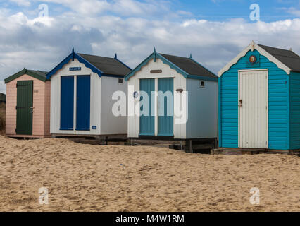 Reihe von farbenfrohen Strand Hütten auf southwold Küste in Suffolk UK Stockfoto