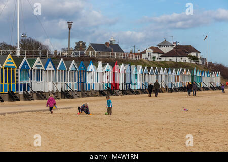 Reihe von farbenfrohen Strand Hütten auf southwold Küste in Suffolk UK Stockfoto