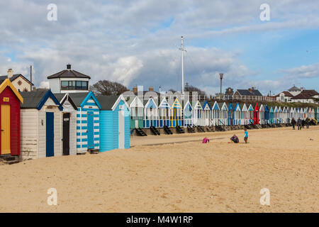 Reihe von farbenfrohen Strand Hütten auf southwold Küste in Suffolk UK Stockfoto