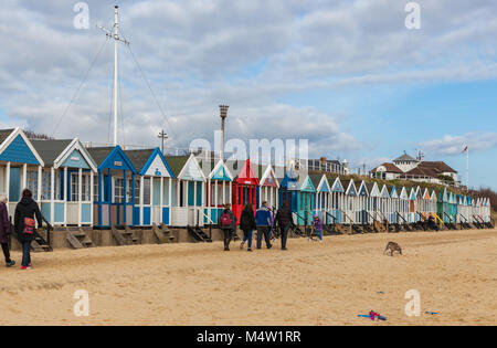 Reihe von farbenfrohen Strand Hütten auf southwold Küste in Suffolk UK Stockfoto