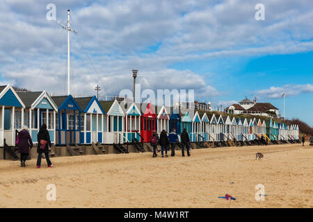 Reihe von farbenfrohen Strand Hütten auf southwold Küste in Suffolk UK Stockfoto