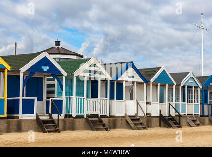 Reihe von farbenfrohen Strand Hütten auf southwold Küste in Suffolk UK Stockfoto