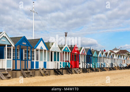 Reihe von farbenfrohen Strand Hütten auf southwold Küste in Suffolk UK Stockfoto