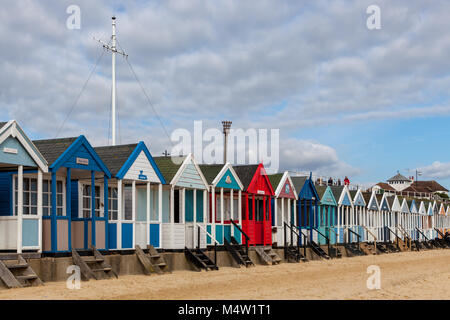 Reihe von farbenfrohen Strand Hütten auf southwold Küste in Suffolk UK Stockfoto