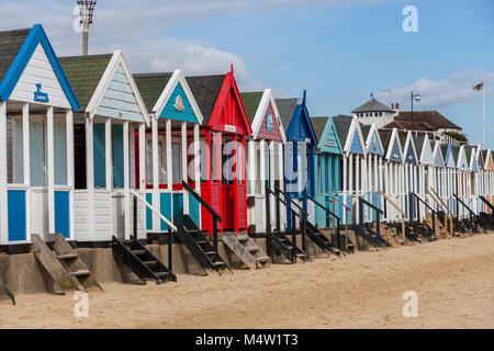 Reihe von farbenfrohen Strand Hütten auf southwold Küste in Suffolk UK Stockfoto