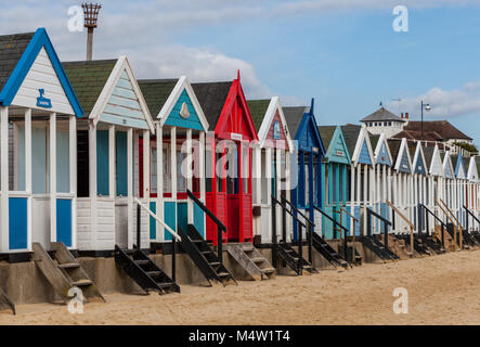 Reihe von farbenfrohen Strand Hütten auf southwold Küste in Suffolk UK Stockfoto