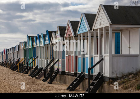 Reihe von farbenfrohen Strand Hütten auf southwold Küste in Suffolk UK Stockfoto