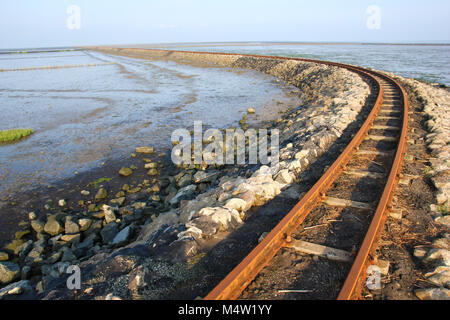 Einen verlassenen Bahnhof ist weit gehend auf die Nordsee. Der Anschluss der Insel Sylt mit der Küste. Stockfoto