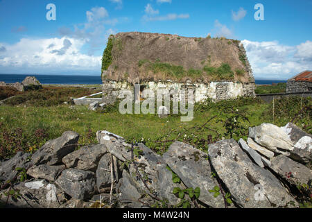 Alte ruiniert Thatch Cottage auf Inishmore, Aran Islands, County Galway, Irland. Stockfoto