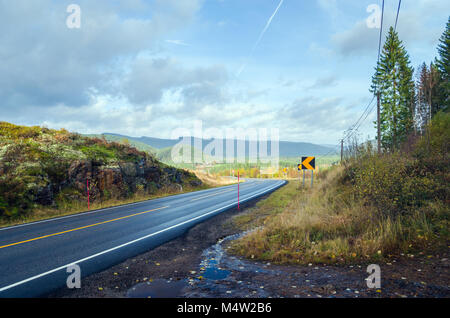 Fylkeveie 42 - lokale Straße Nummer 42 - Eingabe Tal der Otra Fluß, in der Nähe im Zentrum von Norwegen, Europa zu Evje. Stockfoto