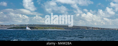Stroh Insel Leuchtturm in der Nähe von Inishmore, Aran Islands, Galway Bay, County Galway, Irland. Stockfoto
