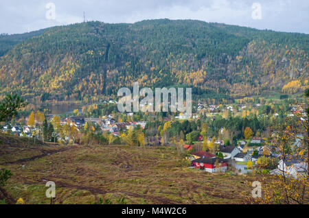 Lange Distanz Panoramablick auf die allgemeine Ansicht eines Kyrkjebygda - Teil von Evje Evje Stadt - mit Kirche. Von Lian Hill, Evje, Norwegen gesehen. Stockfoto