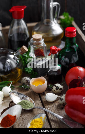 Große Soßen und Gewürzen, mit Gemüse in einem hölzernen Kasten Stockfoto