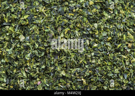 Detail Makro des Aonori getrockneter Seetang Flocken. Stockfoto