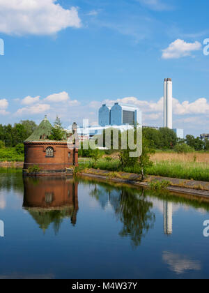 Hamburg, Deutschland - 19. Mai 2016: alten verlassenen Hütten auf einem Teich am Bereich Industrial Museum Wasserkunst Kaltehofe. Stockfoto