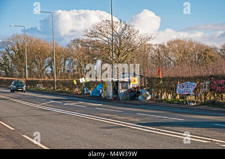 Die demonstranten Tierheim außerhalb Cuadrilla fracking Bohrstelle Eingang auf einem 583 Preston neue Straße wenig Plumpton Nr Blackpool Lancashire England Stockfoto