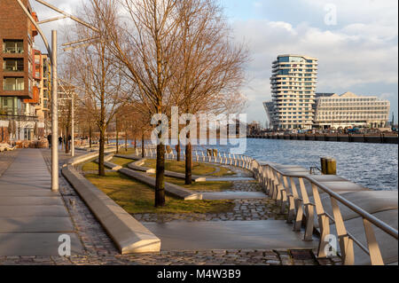 Blick von der Dalmannkai Stufen an Grasbrookhaven und Marco Polo Terrassen bei Tageslicht nach einem Regen mit kahlen Bäumen im Februar. Stockfoto