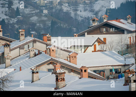 Schornstein Töpfe auf schneebedeckten Dächern Stockfoto