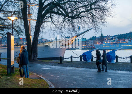 Die Menschen genießen einen Sonntag Spaziergang im Herbst bei der Insel Skeppsholmen in Stockholm. Die Hauptstadt von Schweden ist auf 17 Inseln gebaut. Stockfoto