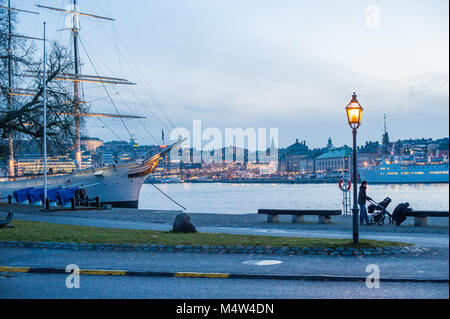 Die Menschen genießen einen Sonntag Spaziergang im Herbst bei der Insel Skeppsholmen in Stockholm. Die Hauptstadt von Schweden ist auf 17 Inseln gebaut. Stockfoto