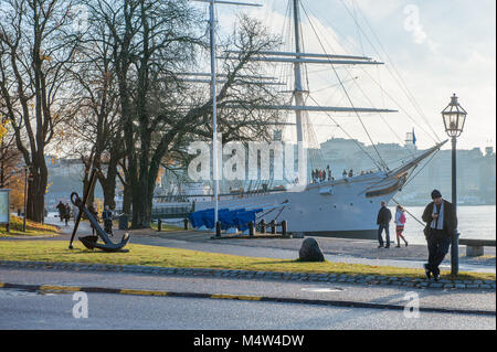 Die Menschen genießen einen Sonntag Spaziergang im Herbst bei der Insel Skeppsholmen in Stockholm. Die Hauptstadt von Schweden ist auf 17 Inseln gebaut. Stockfoto